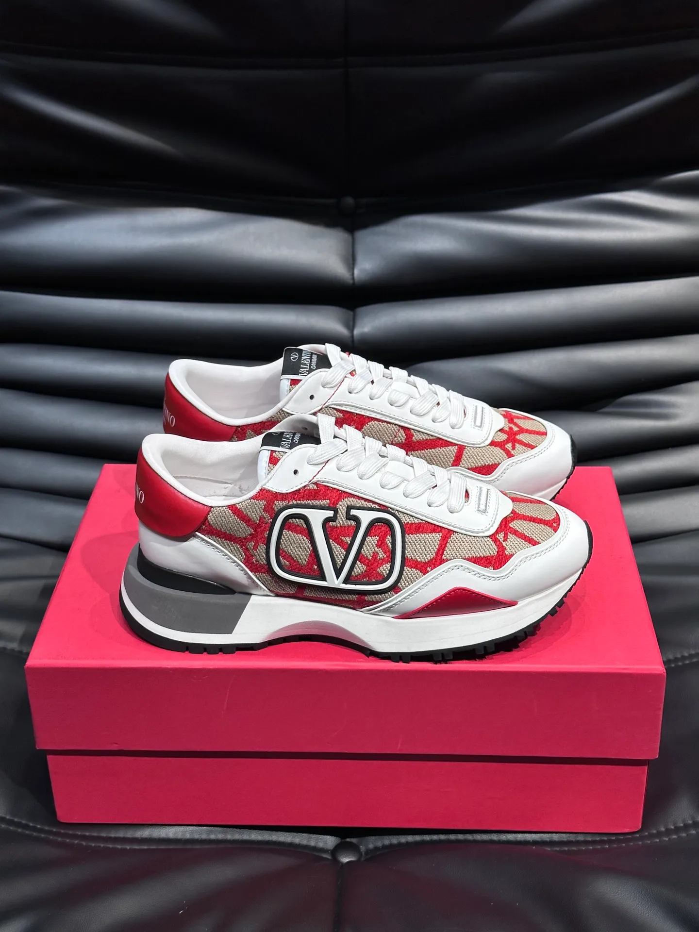 P540💰 Product trademark: VALENTINO "Valentino" Regular size: 38-44 [45 customized] Product materials: Warren men's casual sports shoes, made of multi-material splicing, calf leather stitched with suede cowhide, fabric mesh upper, fabric tongue decorated with brand badge, rubber rivet decorative details on the heel, rivet rubber outsole, non-slip, wear-resistant and shock-absorbing, pure cotton inner foot pad, comfortable and breathable, comes with original box packaging bag!